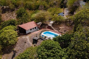A house with a swimming pool surrounded by dense vegetation. - Chalet Jujube - Beautiful cottage with a pool (Les Anses-d`Arlet)