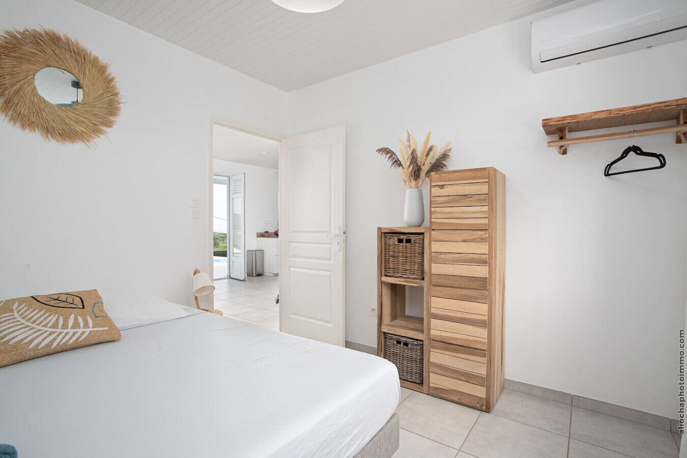 Desk, iron/ironing board, travel cot, WiFi