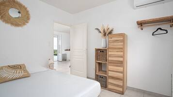 Desk, iron/ironing board, travel cot, WiFi