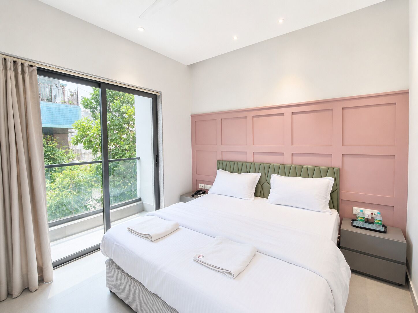 Deluxe Studio Suite, 1 Katil Ratu (Queen), Balcony, City View | Meja, langsir/tirai gelap terus, kalis bunyi, seterika/papan seterika 