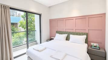 Deluxe Studio Suite, 1 Katil Ratu (Queen), Balcony, City View | Meja, langsir/tirai gelap terus, kalis bunyi, seterika/papan seterika