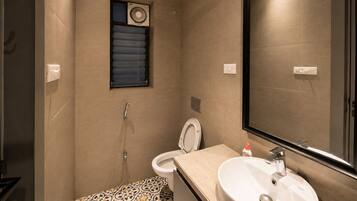 Suite Studio Deluxe, 1 grand lit, balcon, vue ville | Salle de bain