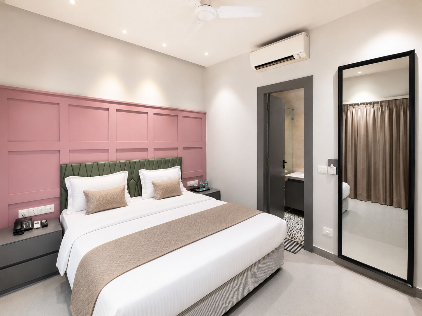 Deluxe Studio Suite, 1 Katil Ratu (Queen), Balcony, City View | Meja, langsir/tirai gelap terus, kalis bunyi, seterika/papan seterika 