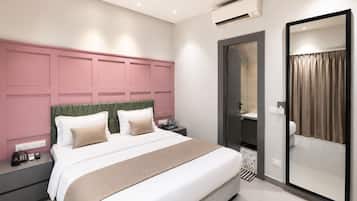 Deluxe Studio Suite, 1 Katil Ratu (Queen), Balcony, City View | Meja, langsir/tirai gelap terus, kalis bunyi, seterika/papan seterika
