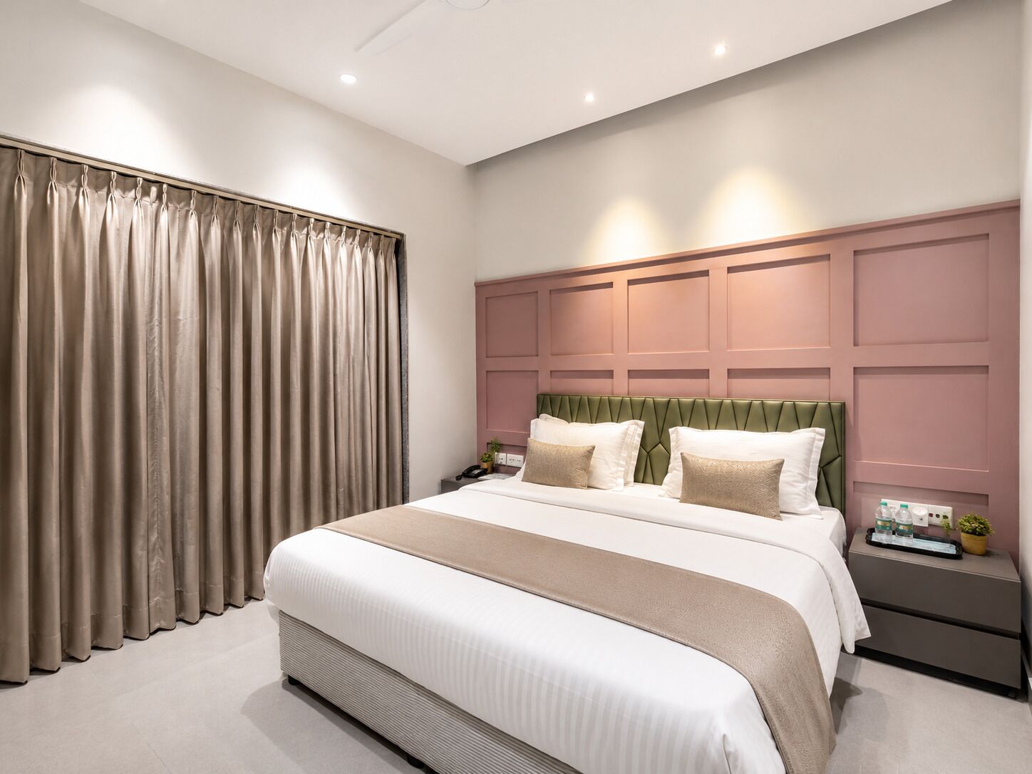 Deluxe Studio Suite, 1 Katil Ratu (Queen), Balcony, City View | Meja, langsir/tirai gelap terus, kalis bunyi, seterika/papan seterika 