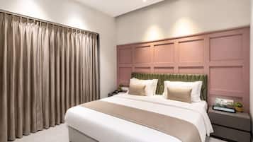 Deluxe Studio Suite, 1 Katil Ratu (Queen), Balcony, City View | Meja, langsir/tirai gelap terus, kalis bunyi, seterika/papan seterika