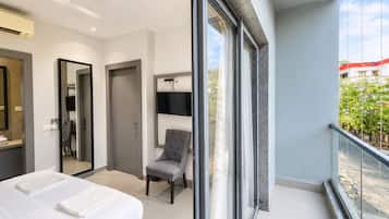 Deluxe Studio Suite, 1 Katil Ratu (Queen), Balcony, City View | Meja, langsir/tirai gelap terus, kalis bunyi, seterika/papan seterika