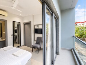 Desk, blackout curtains, soundproofing, iron/ironing board - The Bay Suites - Salt Lake AE Market (Kolkata)
