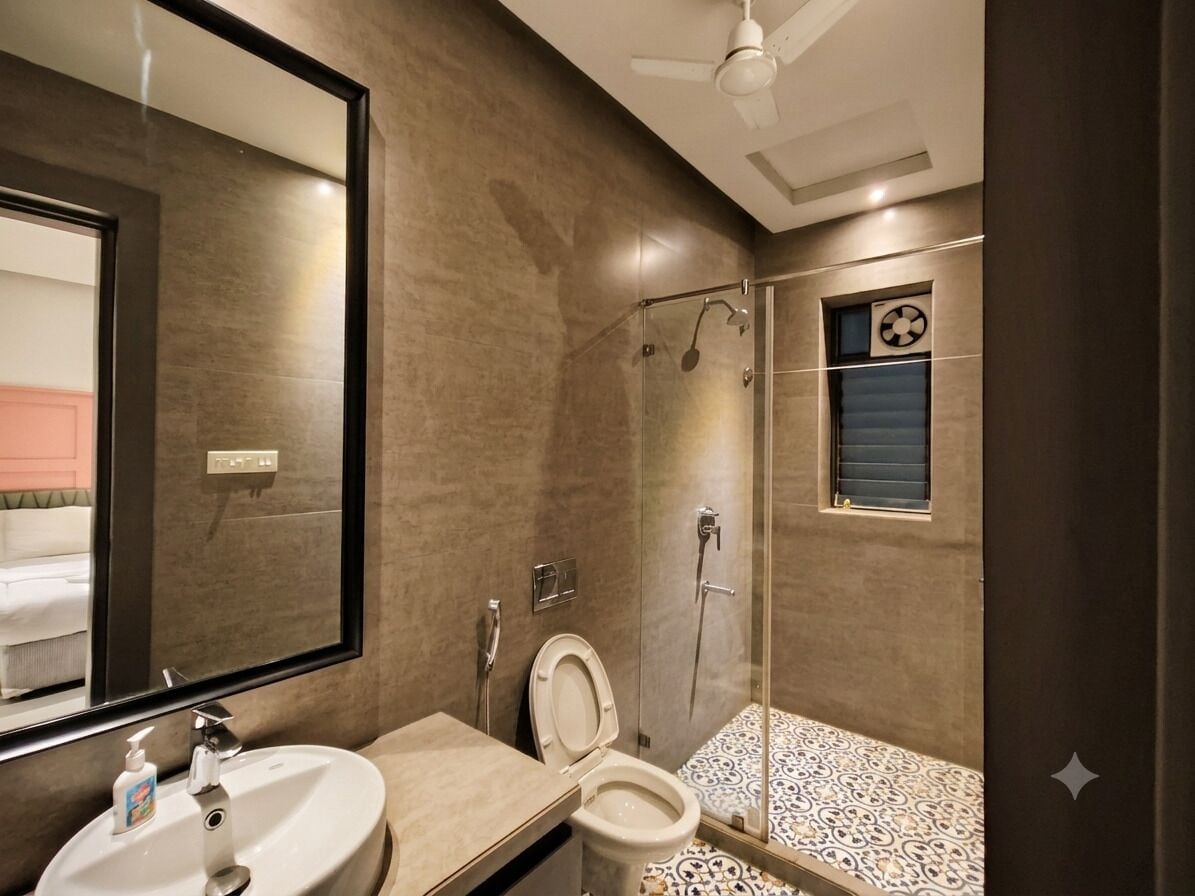 Classic Double Room | Bathroom | Shower, free toiletries, towels, soap