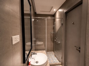 Kamar Double Mewah | Kamar mandi | Shower, perlengkapan mandi gratis, handuk, dan sabun