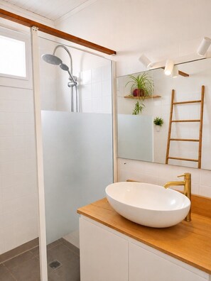 Dusche, Haartrockner, Handtücher