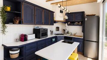 Coffee/tea maker, fridge, microwave, dishwasher