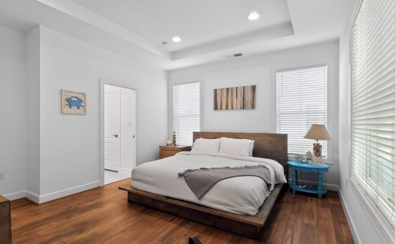 4 bedrooms, iron/ironing board, internet, bed sheets