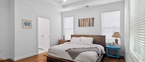 4 bedrooms, iron/ironing board, internet, bed sheets