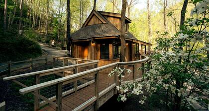 Cute Tree House with Barbecue in Gatlinburg, Tennessee