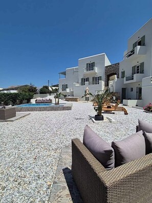 A modern building with a pool, outdoor seating, and a clear blue sky. - Seaview Apartment Galissas, Blue Lagoon Complex A9 (Galissas)