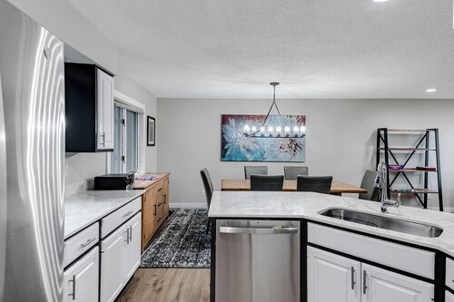 Large 4 bedroom Stonybrook condo w/ grand mtn views and hot tub on bike trail!