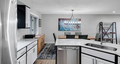 Large 4 bedroom Stonybrook condo w/ grand mtn views and hot tub on bike trail!