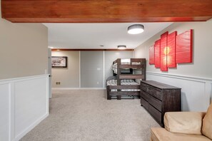 4 slaapkamers, een strijkplank/strijkijzer, gratis wifi, beddengoed
