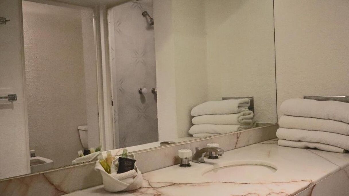 Habitación doble estándar, 1 cama King size, para no fumadores | Baño | Regadera, secadora de cabello, toallas, jabón 