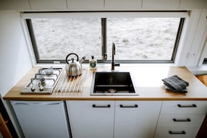Kjøleskap, kokeplater og kjøkkenutstyr