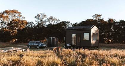 Secluded Tiny House with Mountain Views in Victoria