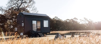 Secluded Tiny House with Mountain Views in Victoria