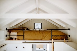 1 bedroom, bed sheets