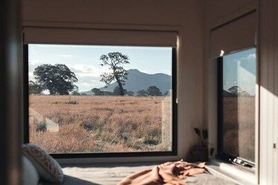 Secluded Tiny House with Mountain Views in Victoria