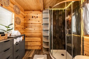 Hair dryer, towels, soap, shampoo - Rustic Tiny Home near Garden of the Gods, Perfect for a Weekend Getaway from Colorado Springs (Woodland Park)