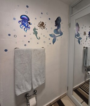 Bathroom - 3-bedroom apartment located in the heart of Aguadilla (Camaceyes)
