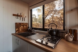 Stovetop, cookware/dishes/utensils