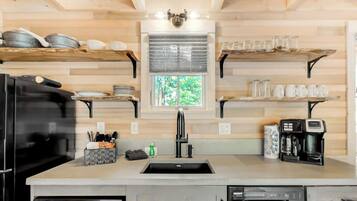 Coffee/tea maker, fridge, microwave, oven
