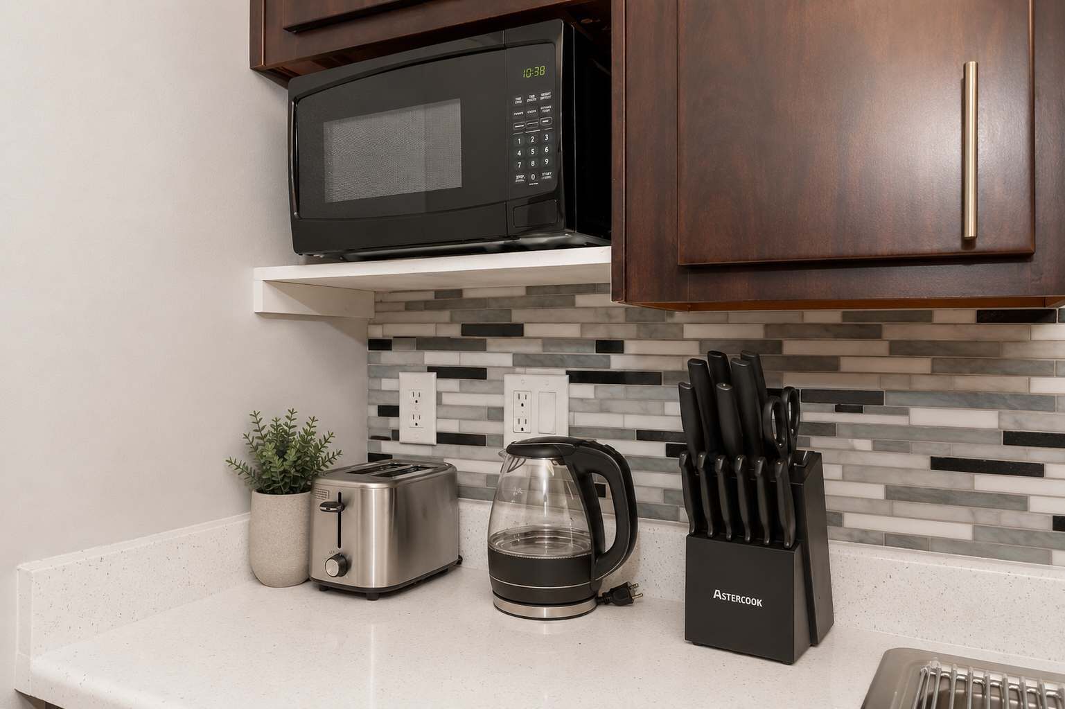 Wasserkocher mit Kaffee-/Teezubehör, Kühlschrank, Mikrowelle, Ofen