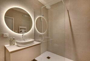 Standard Room | Bathroom