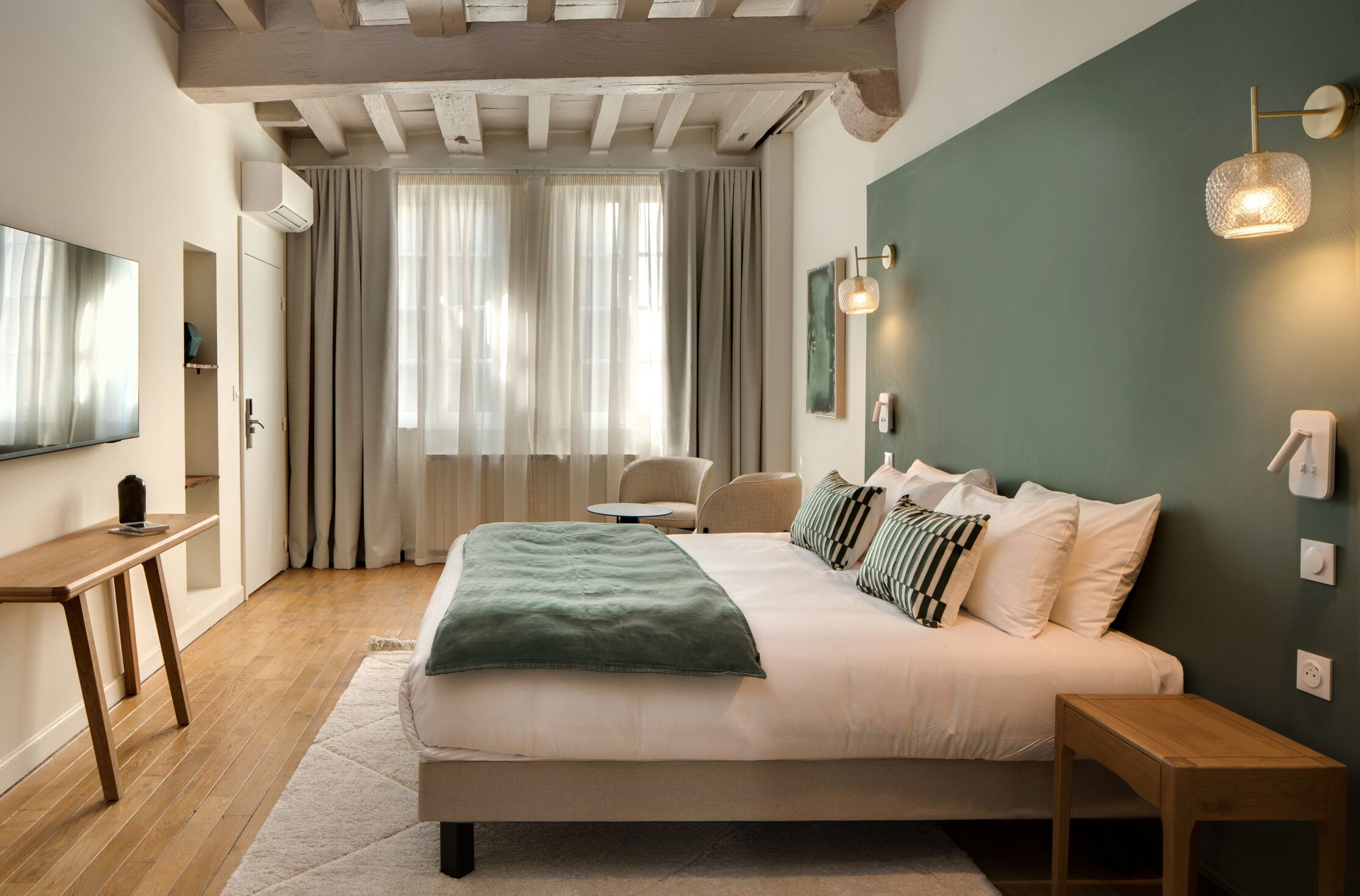 Quarto casal luxo, vista para o jardim | Roupas de cama premium, frigobar, cofres nos quartos, Wi-Fi de cortesia