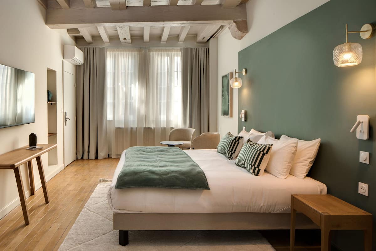 Deluxe Double Room, Garden View | Premium bedding, minibar, in-room safe, WiFi (free)