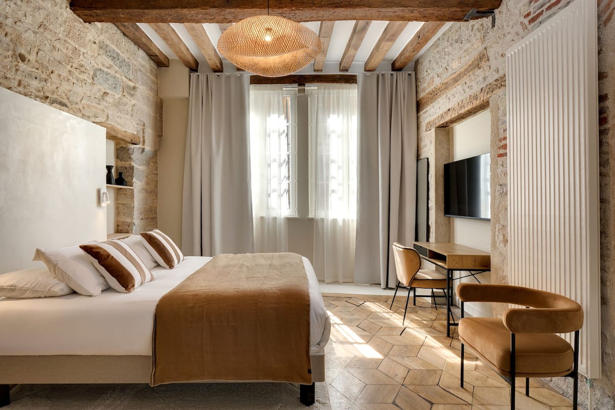 Standard Room | Premium bedding, minibar, in-room safe, WiFi (free)