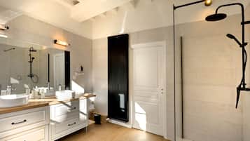 Deluxe Double Room, Garden View | Bathroom