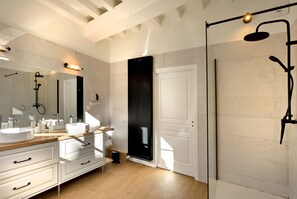 Quarto casal luxo, vista para o jardim | Banheiro