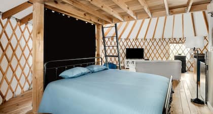 Fantastic Yurt with Hot-tub and Fire Pit in Wardensville, West Virginia