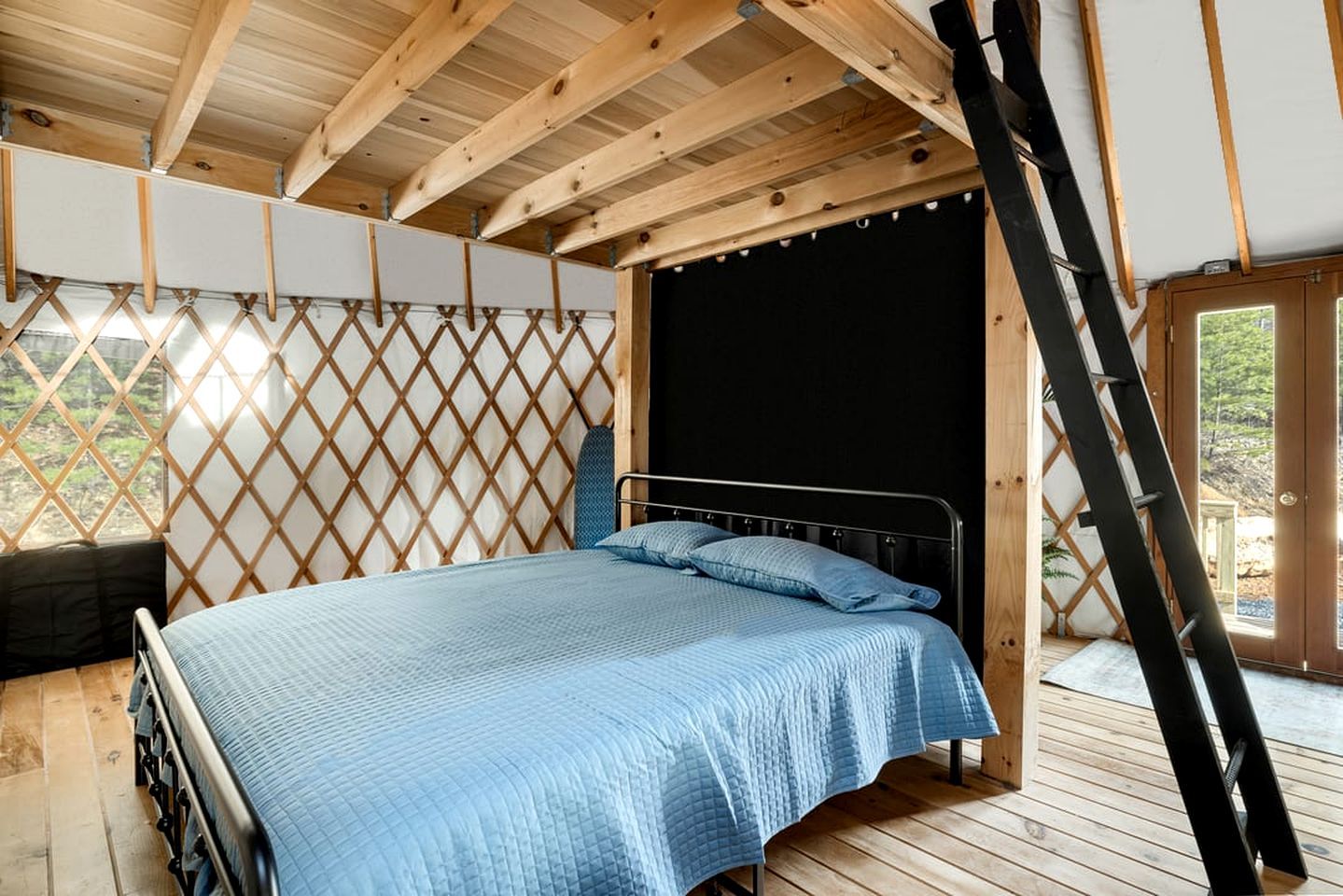 1 bedroom, desk, bed sheets