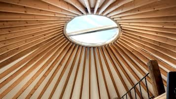 Une structure circulaire en bois formant le plafond, avec une lucarne.