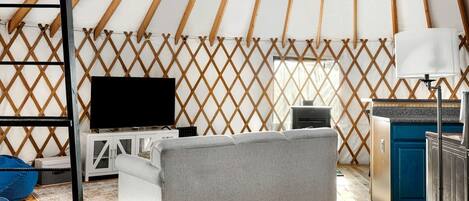 1 habitación, escritorio y ropa de cama