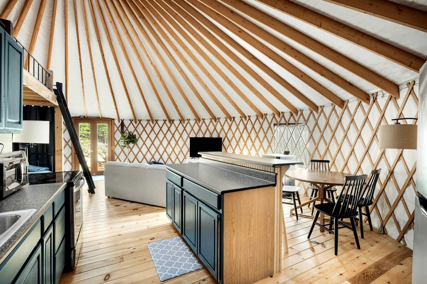 Un interior moderno con cocina, comedor y sofá.