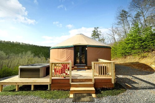 Fantastic Yurt with Hot-tub and Fire Pit in Wardensville, West Virginia