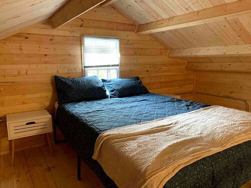 Fantastic Rustic Lakefront Cabin with Barbecue in Kawartha Lakes, Ontario