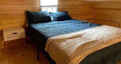 Fantastic Rustic Lakefront Cabin with Barbecue in Kawartha Lakes, Ontario