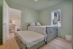 Tabla de planchar con plancha, wifi gratis y ropa de cama 