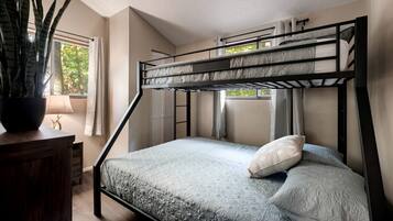 1 bedroom, desk, WiFi